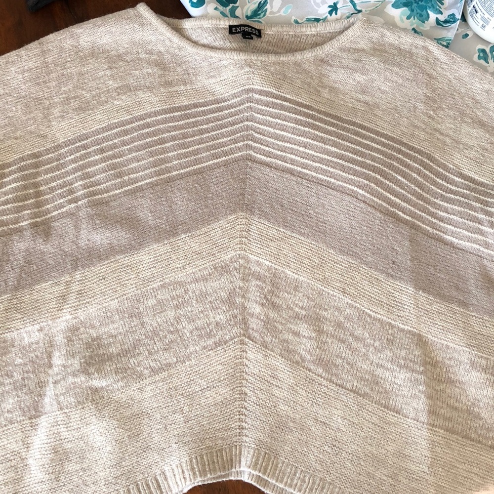 Long sleeve beige chevron express sweater